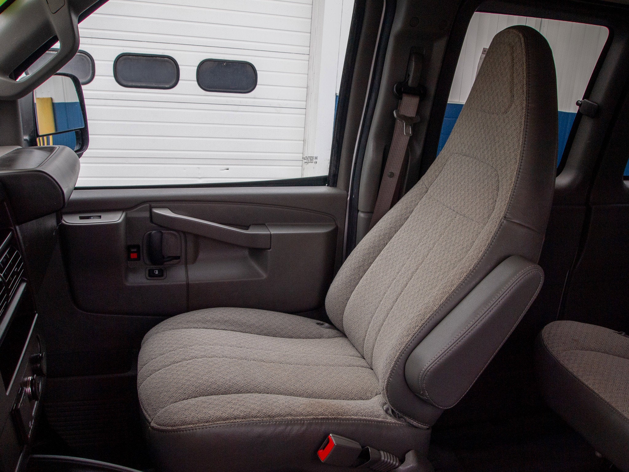 2023 Chevrolet Express Passenger 2500 1LS