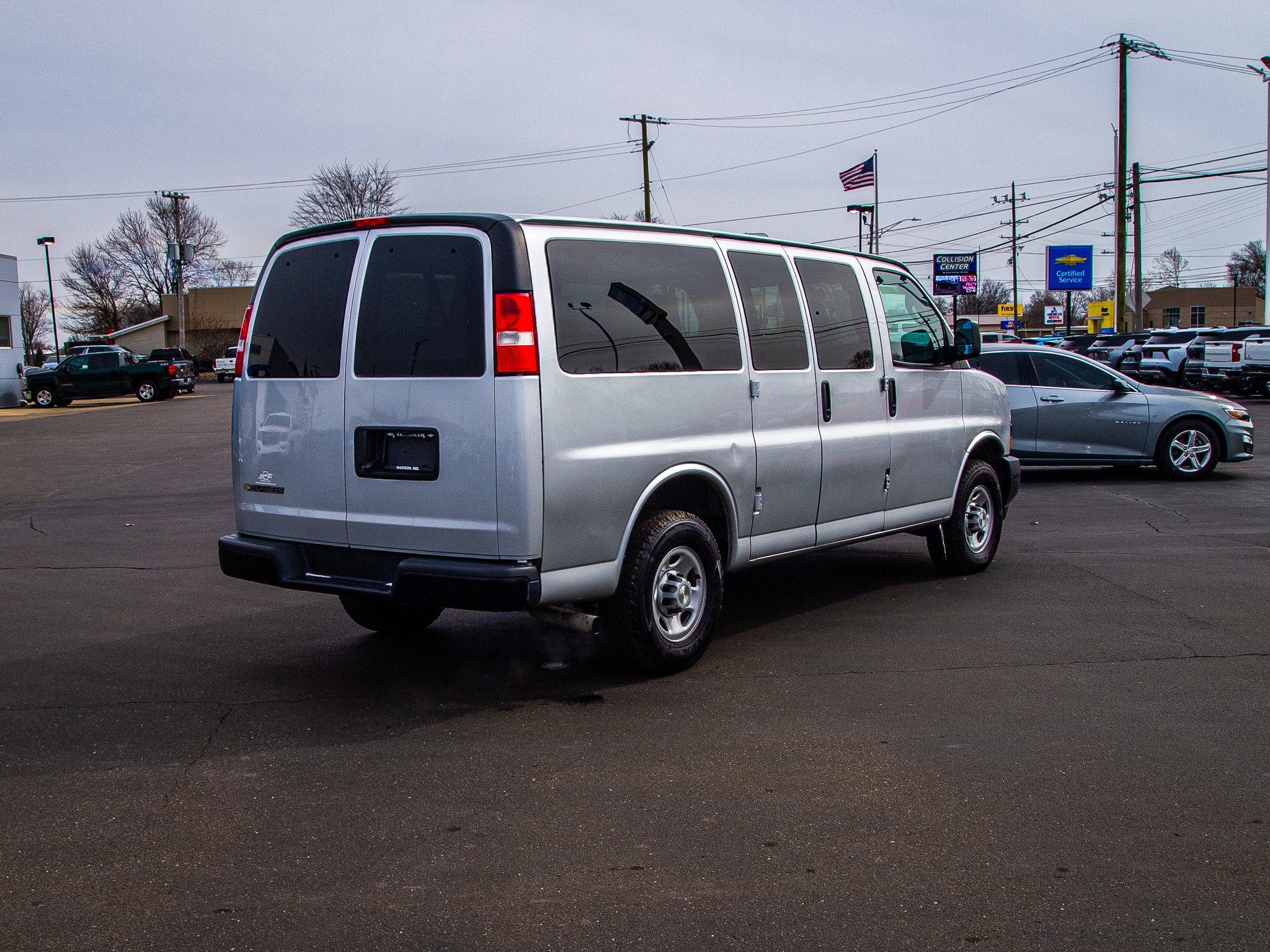2023 Chevrolet Express Passenger 2500 1LS