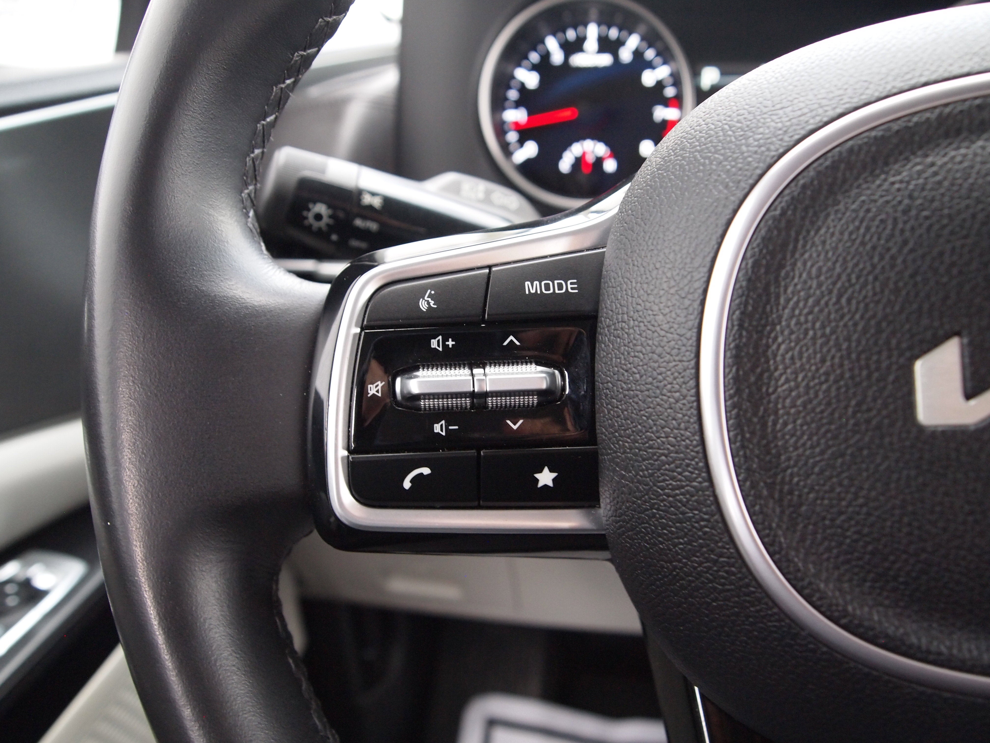 2023 Kia Carnival LX