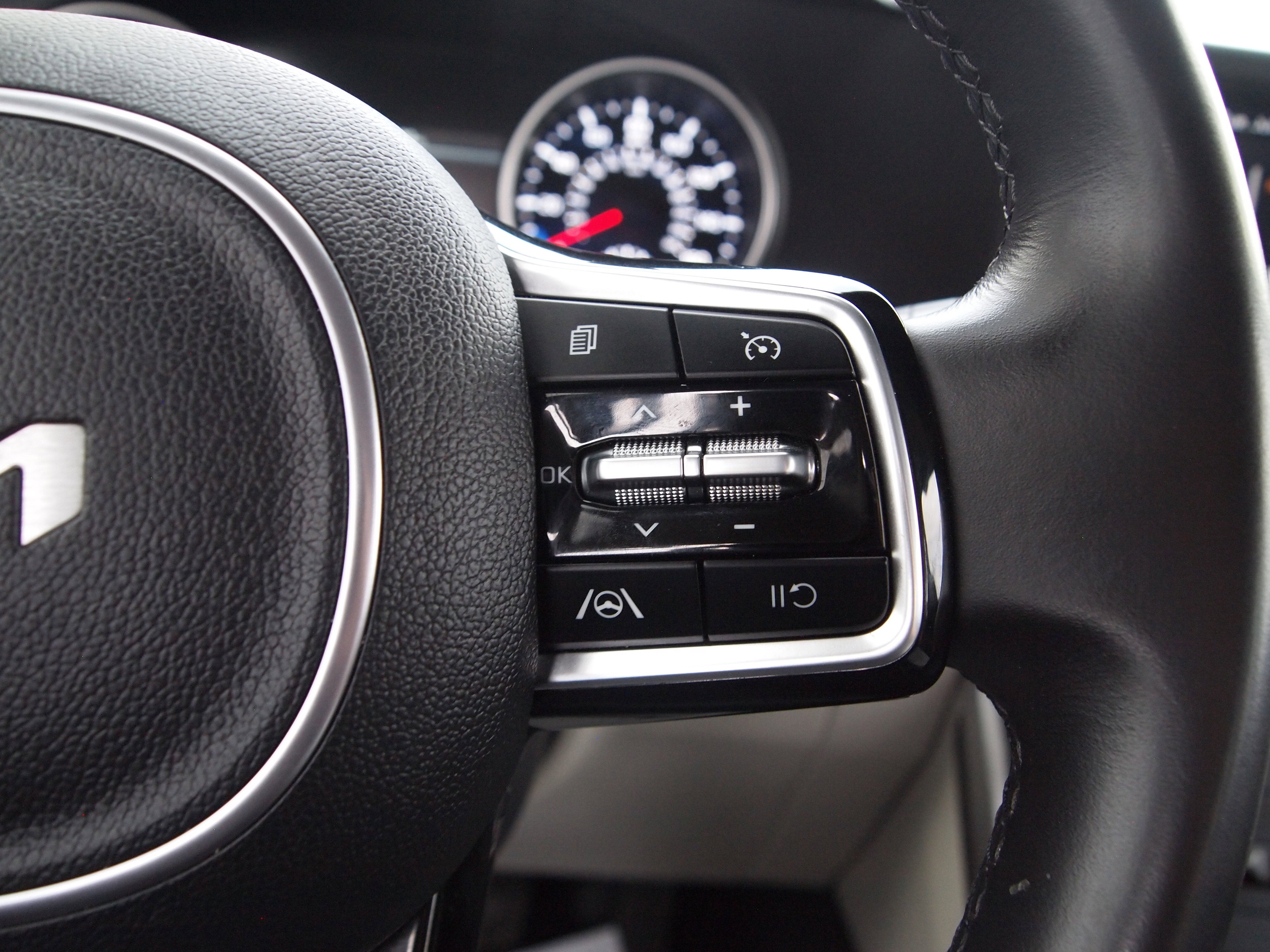 2023 Kia Carnival LX